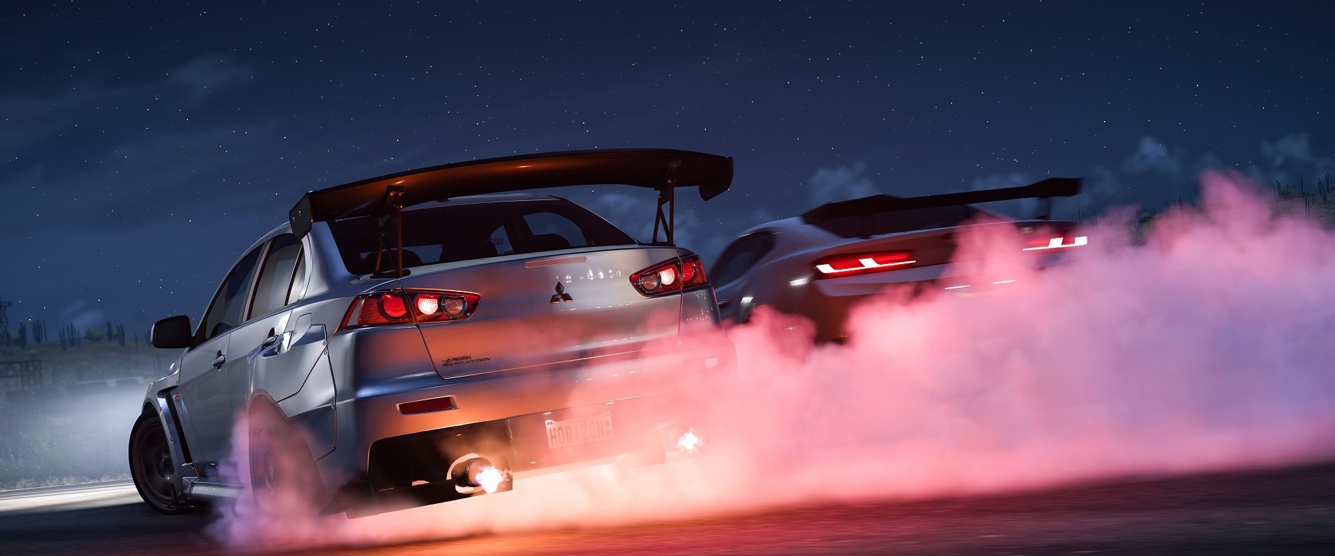 Driftendes Auto mit Rauchspur bei Nacht