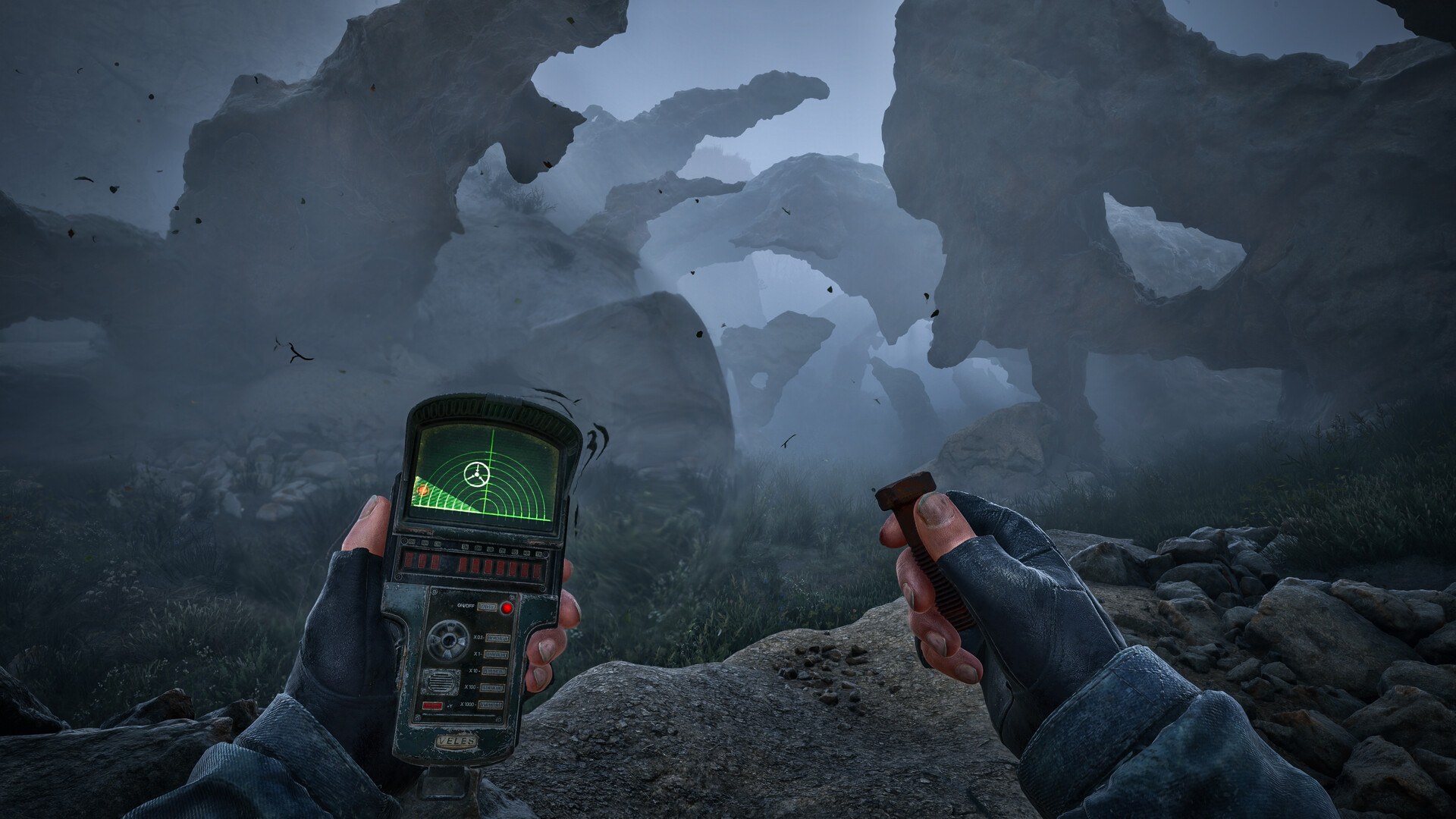 STALKER 2: Skif hält einen Detektor vor einer bizarren Felslandschaft