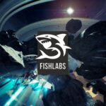 Raumschiff im Asteroidenfeld aus Chorus mit dem Fishlabs-Logo