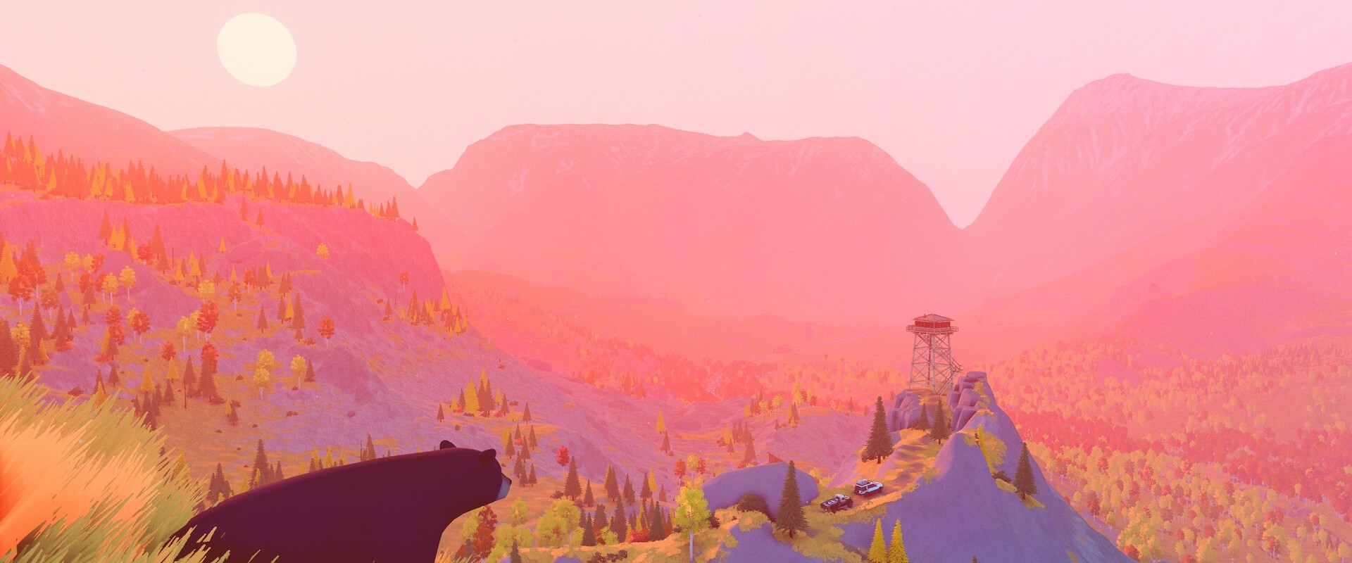 Over the Hill: Ein weites rotes Tal mit Aussichtsturm im Sonnenlicht