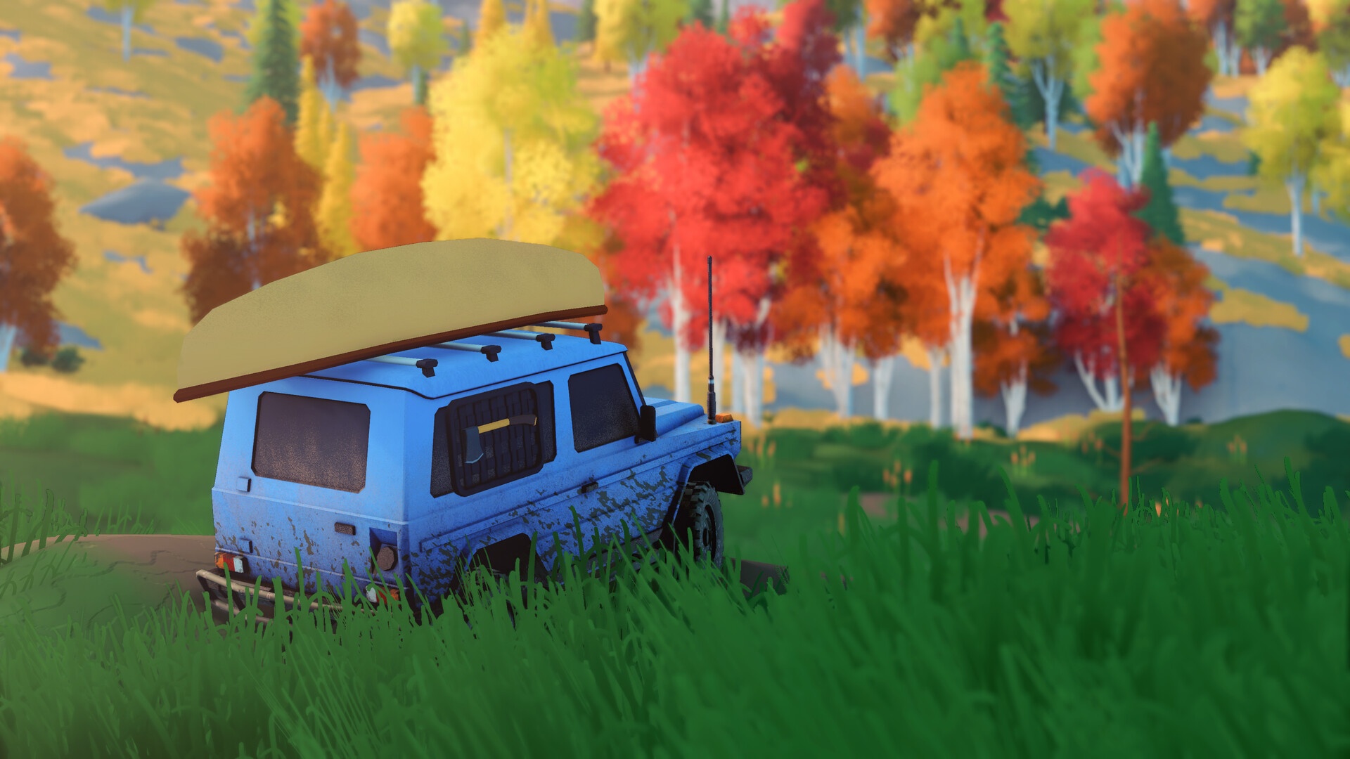 Over the Hill: Ein blauer Geländewagen mit Kanu im Herbstwald