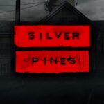 Silver Pines: Spielszene mit offiziellem Logo