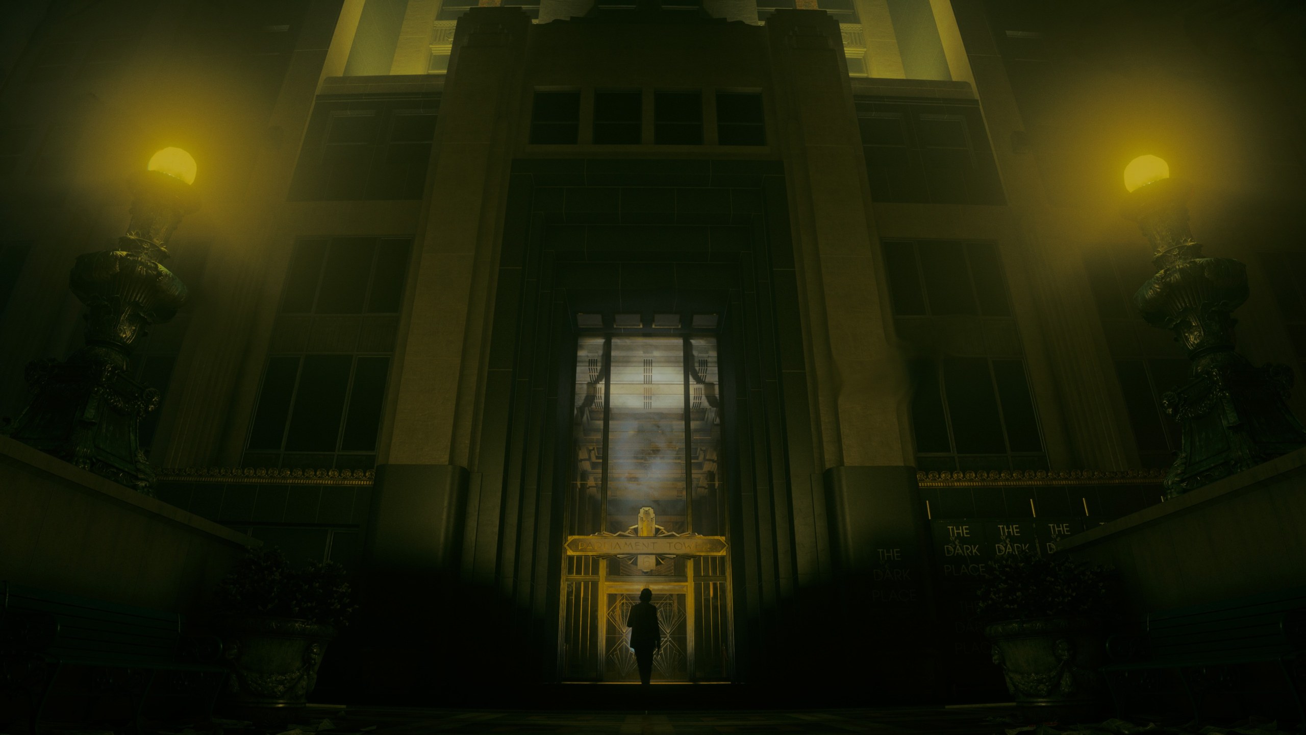 Alan Wake 2 – Figur vor einem großen Gebäude bei Nacht