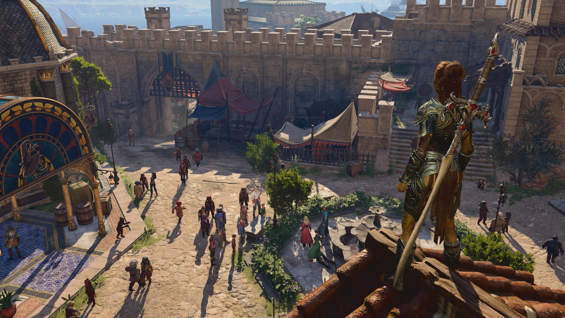 Baldur's Gate 3: Eine Heldin blickt über einen belebten Platz in Baldur's Gate