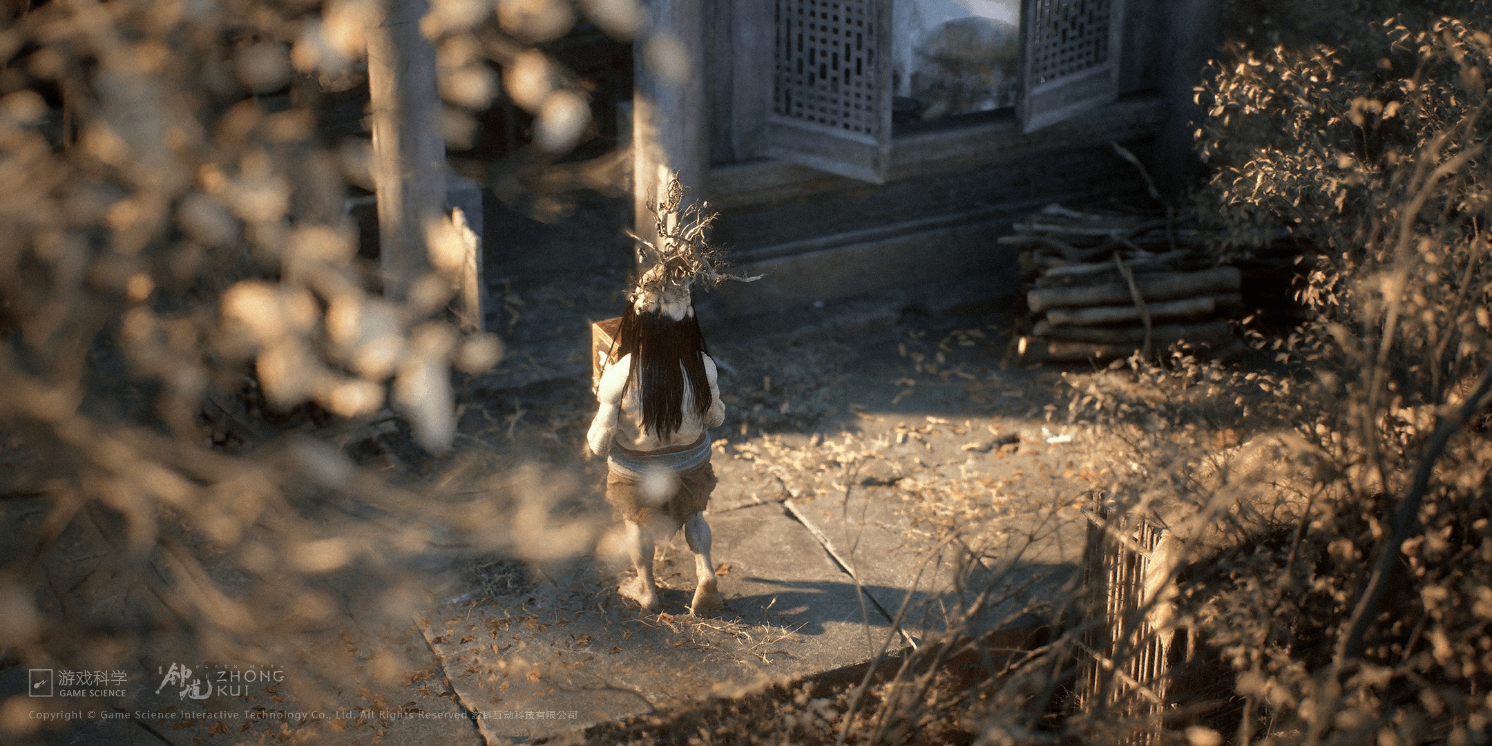 Black Myth: Zhong Kui – Held mit Schwert auf dem Rücken in einem Hof