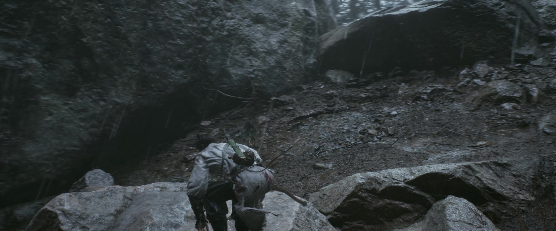 Black Myth: Zhong Kui: Der Held klettert über Felsen in einer Schlucht