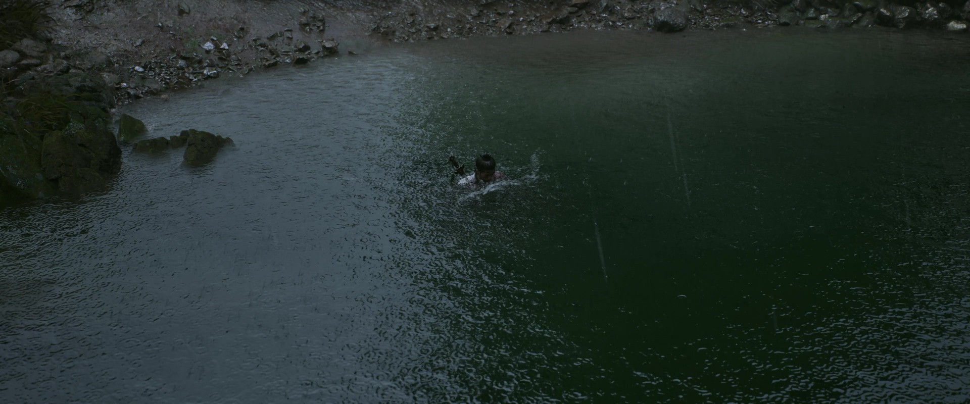 Black Myth: Zhong Kui: Der Held schwimmt in einem dunklen Bergsee
