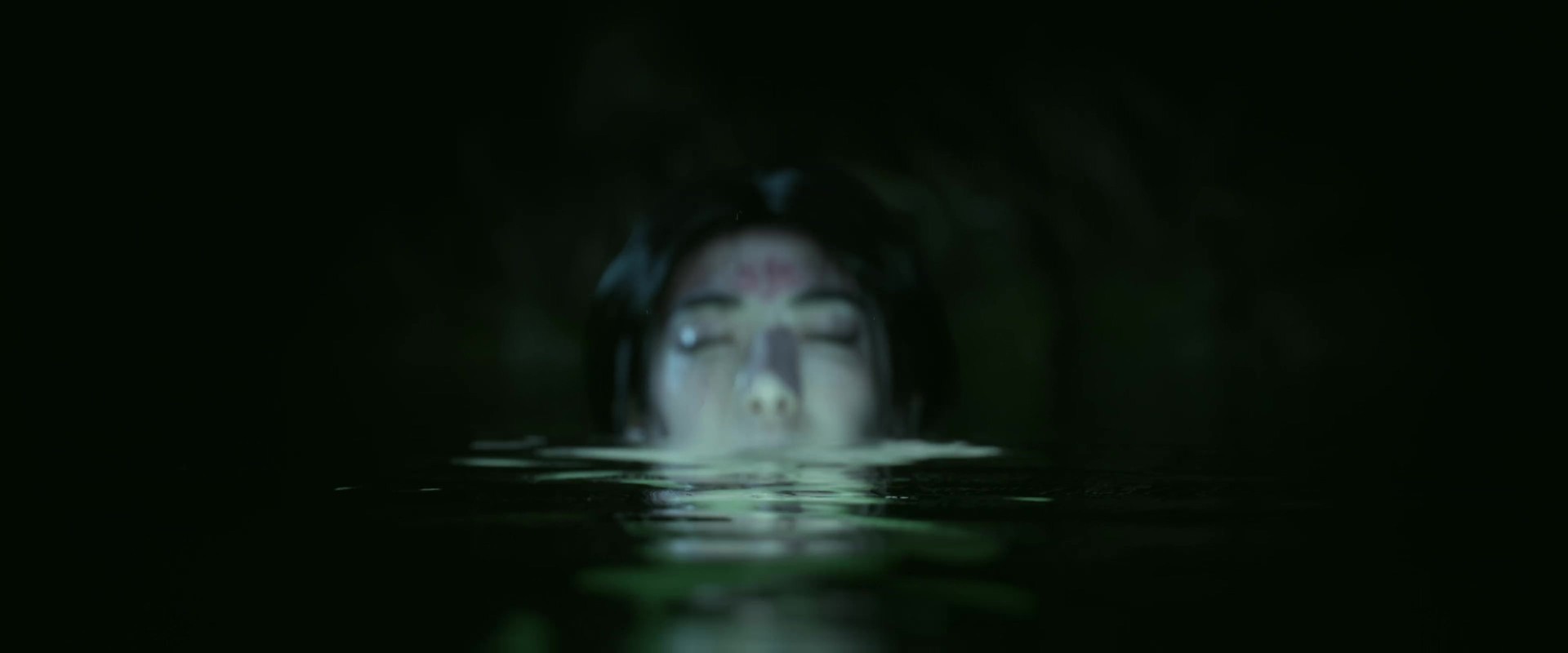 Black Myth: Zhong Kui: Ein bleiches Gesicht taucht aus grünem Wasser auf