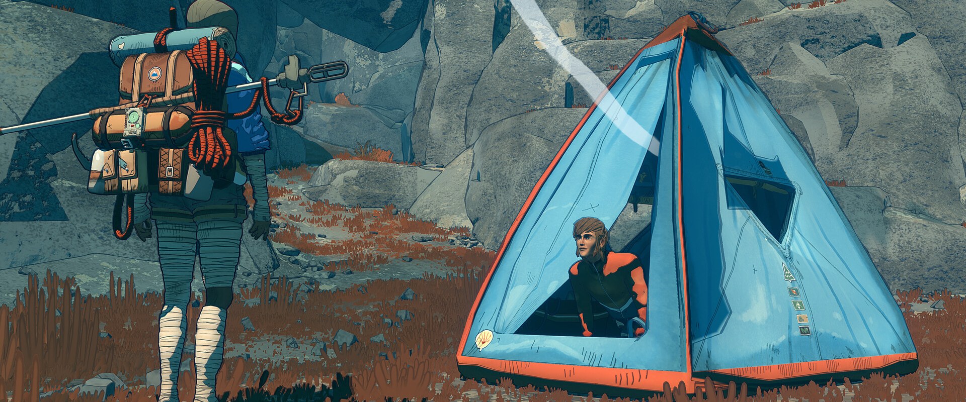 Cairn – Aava steht mit Rucksack neben einem blauen Zelt