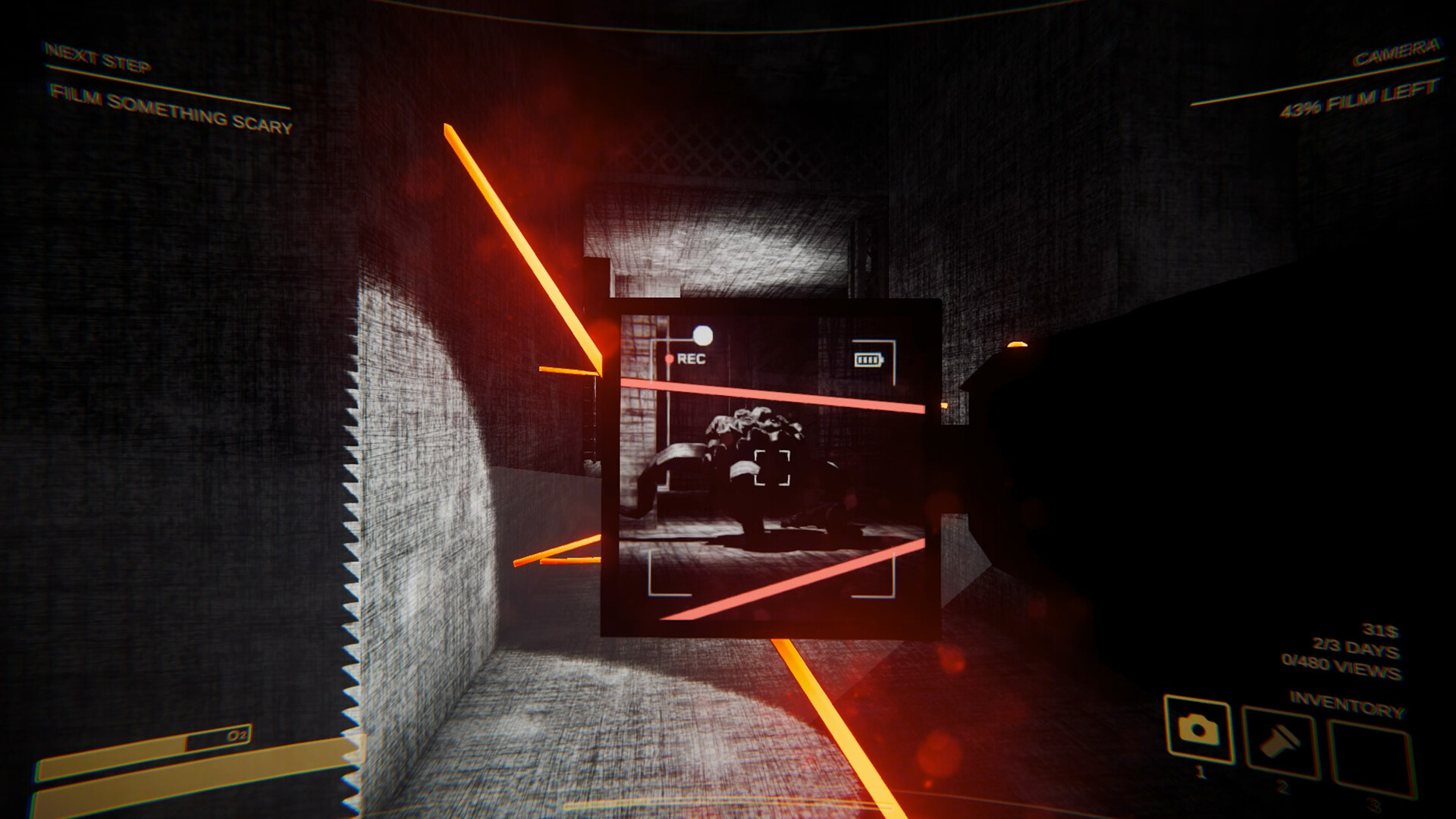 Content Warning – Kamerabild in einem Gang mit Lasern