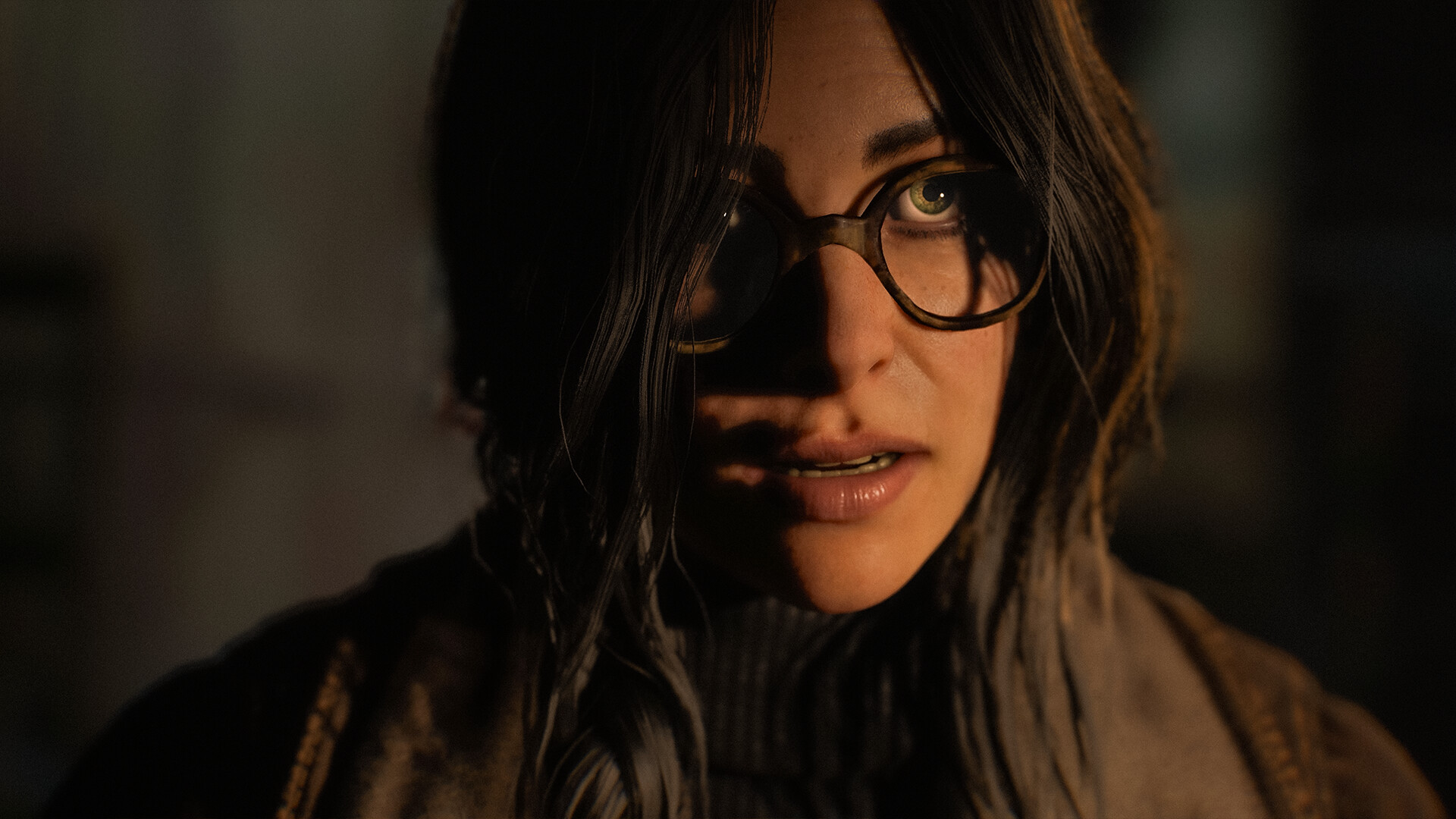 Cronos: The New Dawn – Eine Frau mit Brille in Nahaufnahme