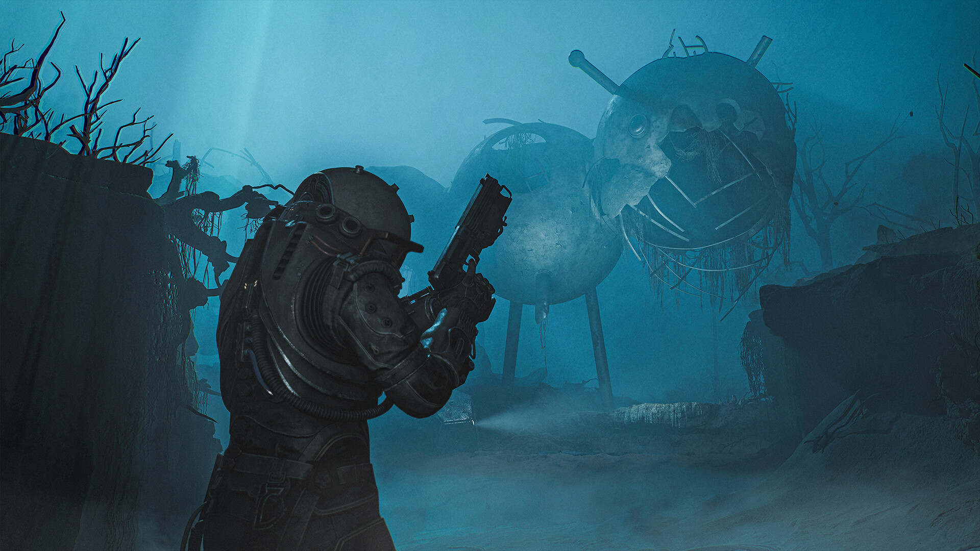 Cronos: The New Dawn – Die Reisende vor einem verfallenen Gebäude im Nebel