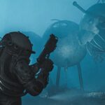 Cronos: The New Dawn – Die Reisende vor einer zerstörten Stadt im Nebel