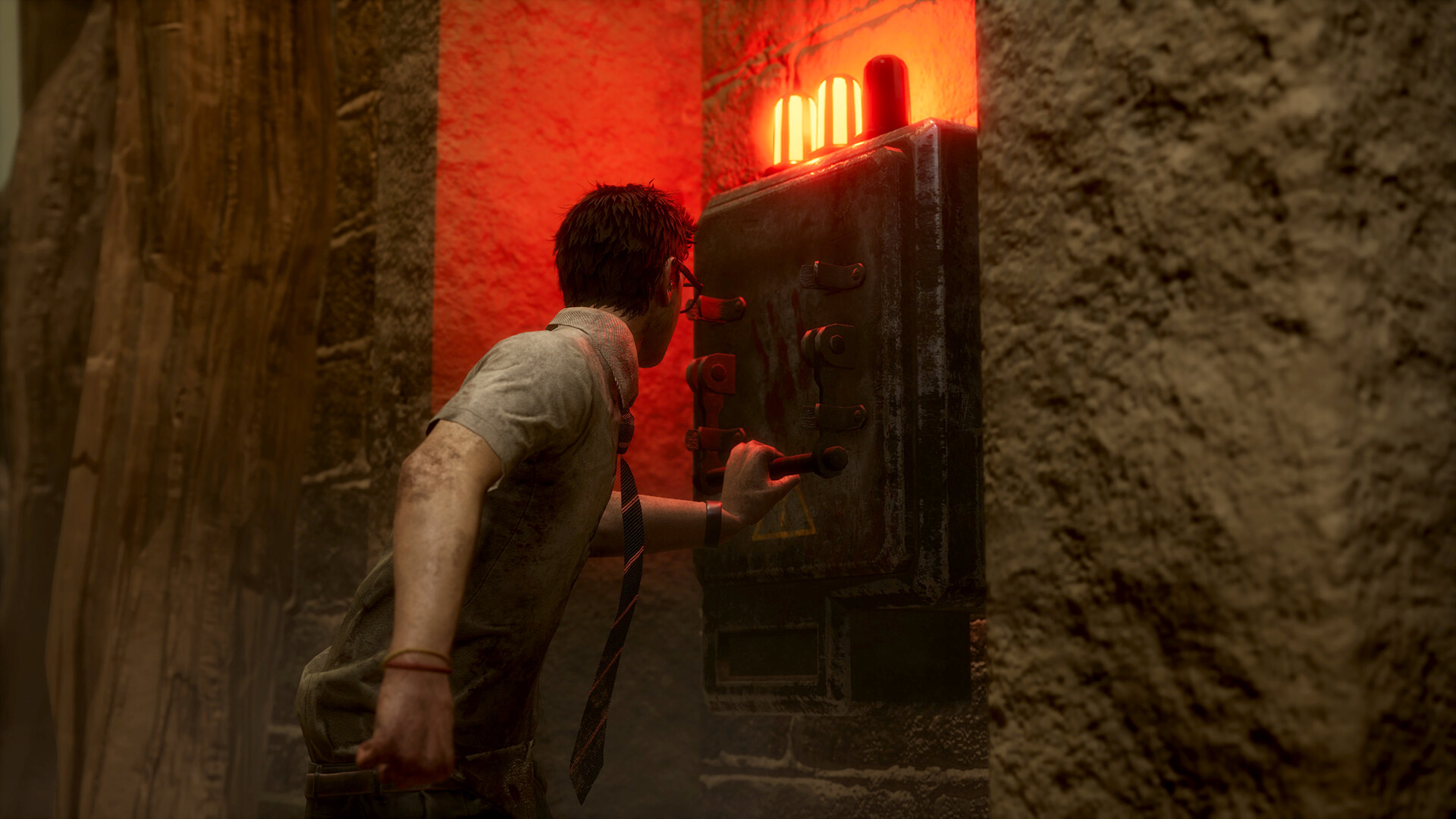Dead by Daylight – Survivor repariert einen Generator im roten Licht