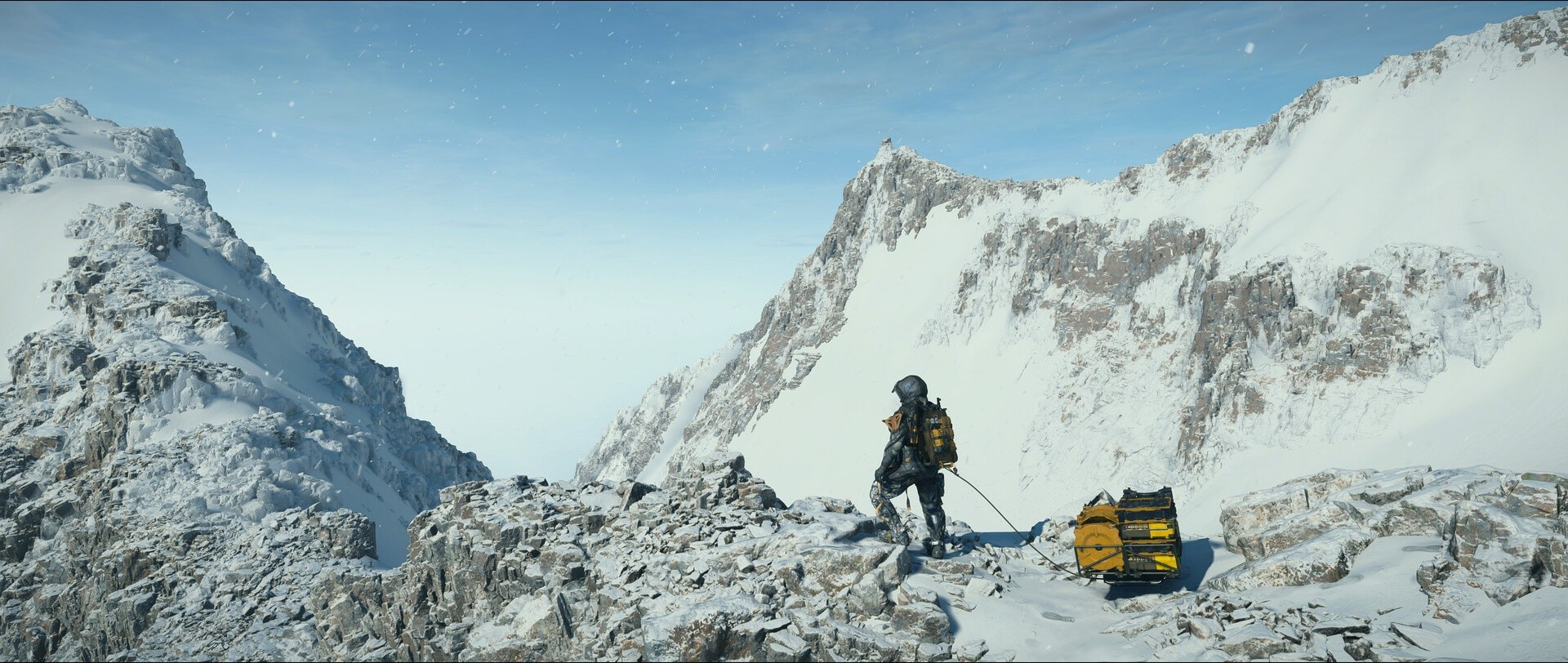 Death Stranding 2: Sam wandert mit Fracht durch verschneite Berge