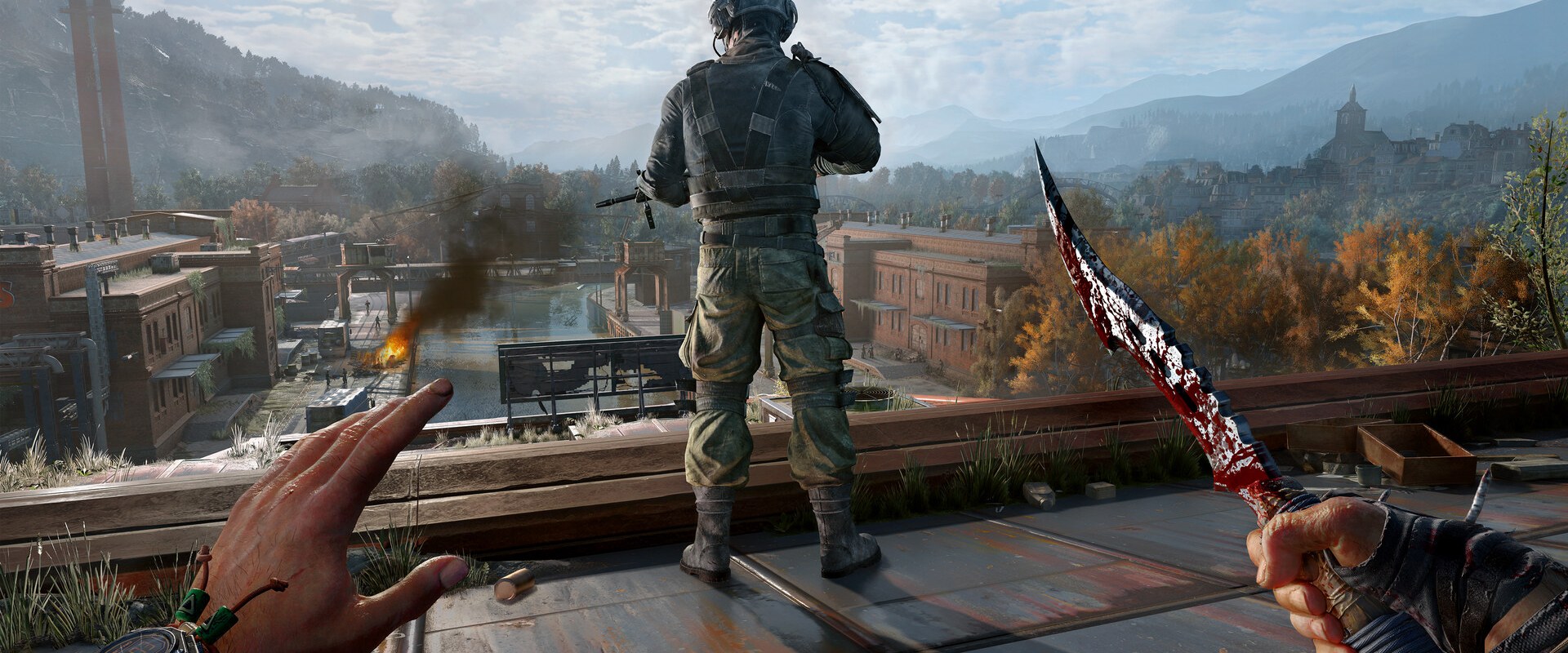 Dying Light: The Beast: Ein bewaffneter Soldat steht auf einem Dach über Castor Woods