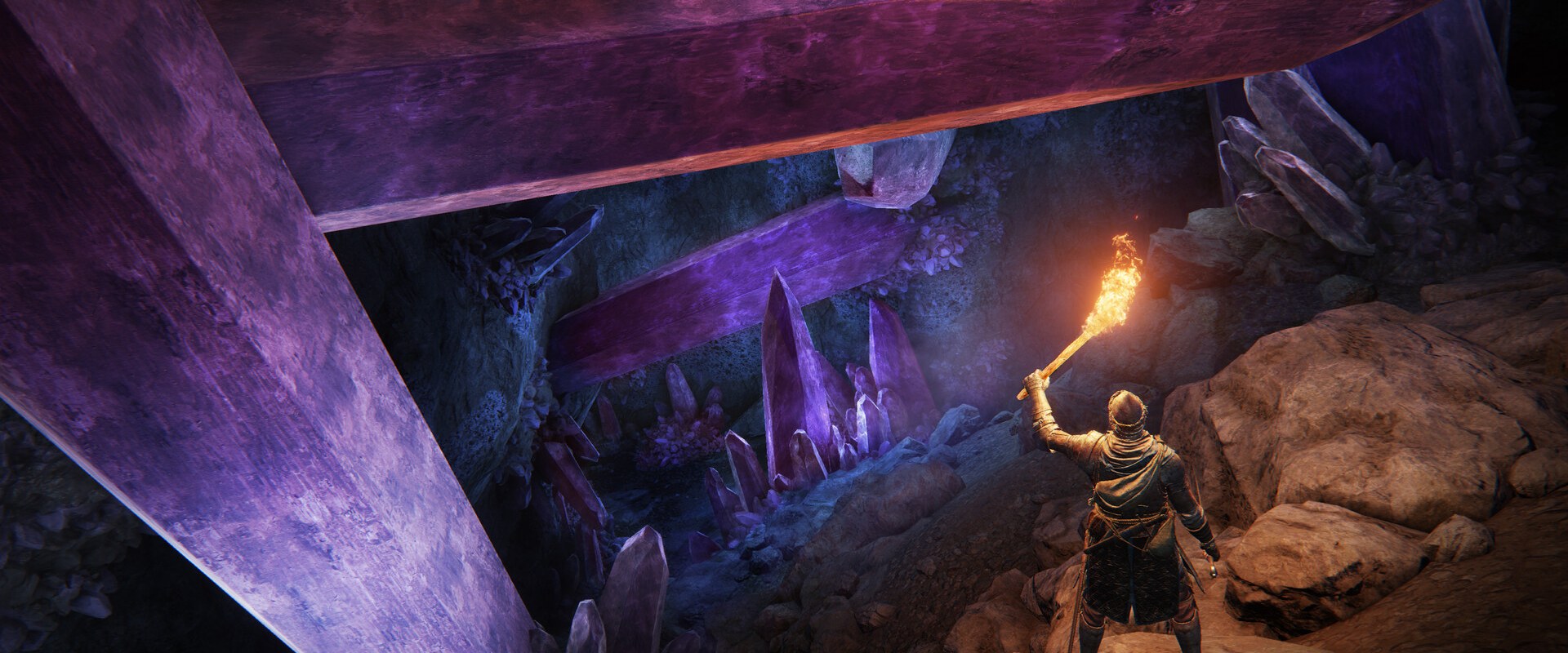 Elden Ring – Erkundung einer Kristallhöhle mit Fackel