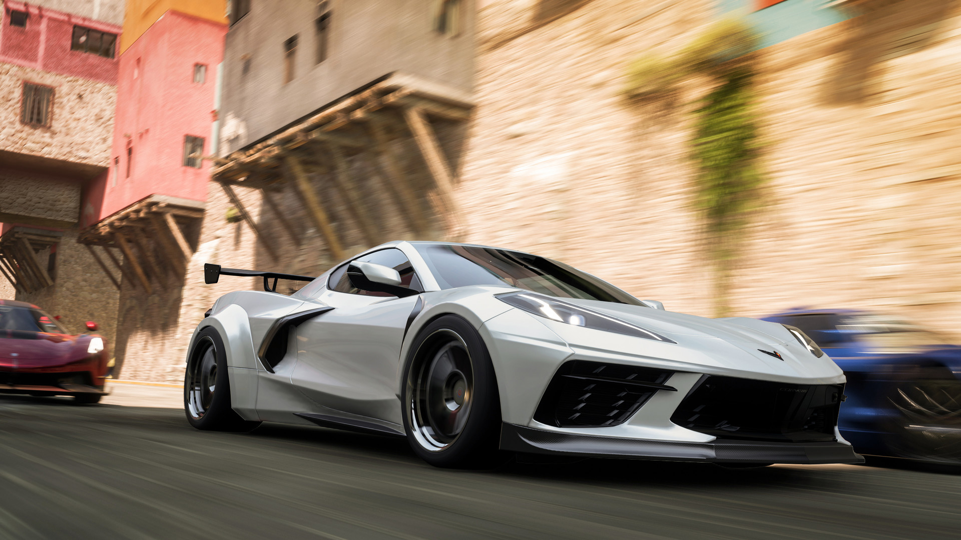Forza Horizon 5 – Weiße Corvette in einer mexikanischen Altstadt