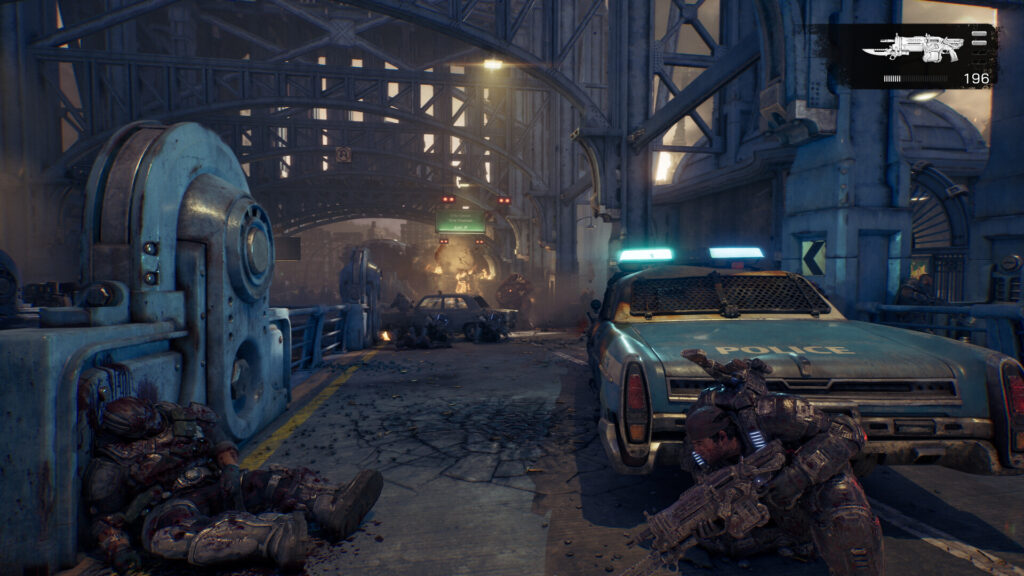 Gears of War: E-Day – Gears gehen auf einer nächtlichen Straße hinter Maschinen und einem Polizeiwagen in Deckung
