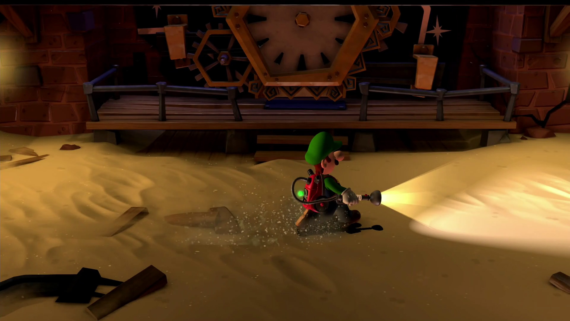 Luigi's Mansion 2 HD – Luigi mit Taschenlampe in einem sandigen Raum