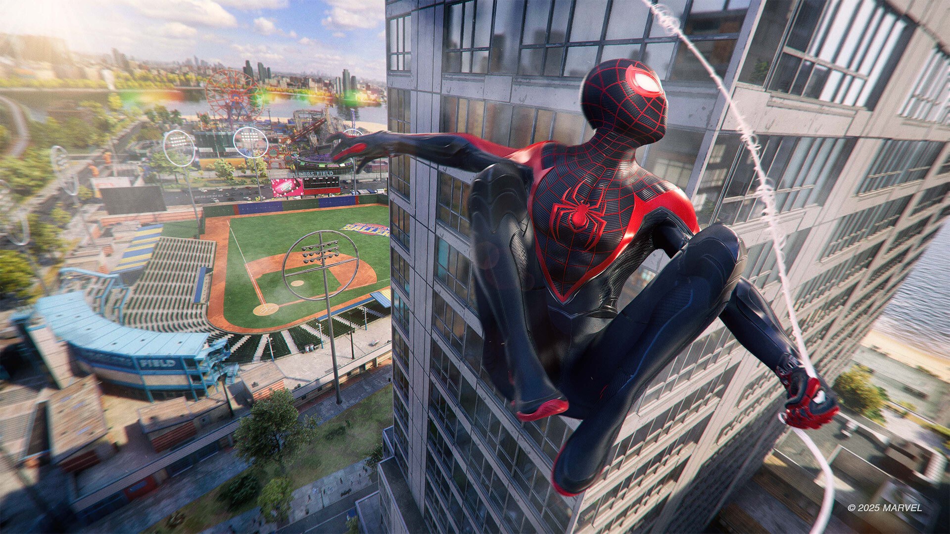 Marvel's Spider-Man 2 – Miles sitzt an einem Hochhaus über einem Stadion