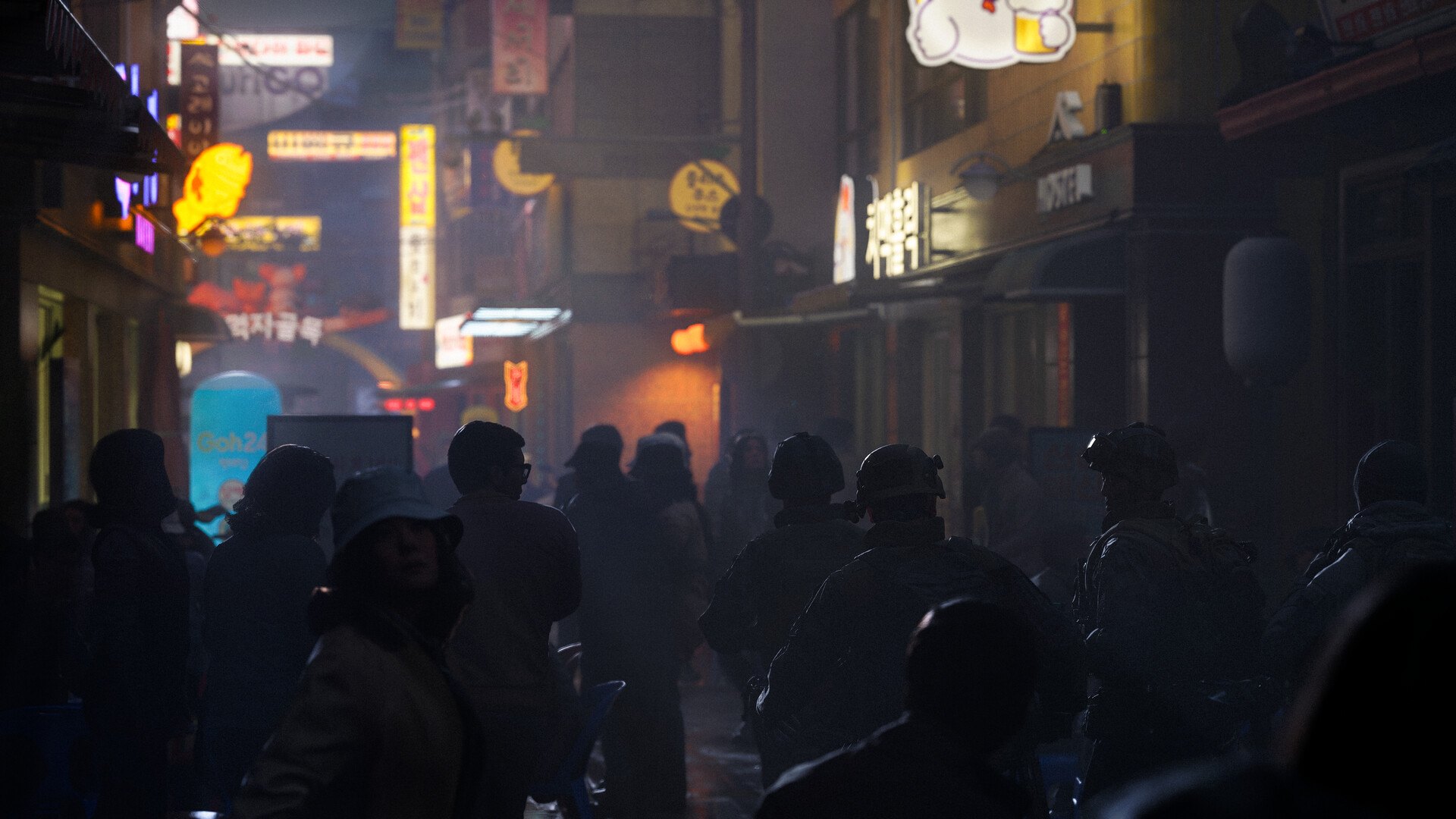 Modern Warfare 4 – Einsatzteam in einer nächtlichen Gasse in Mumbai