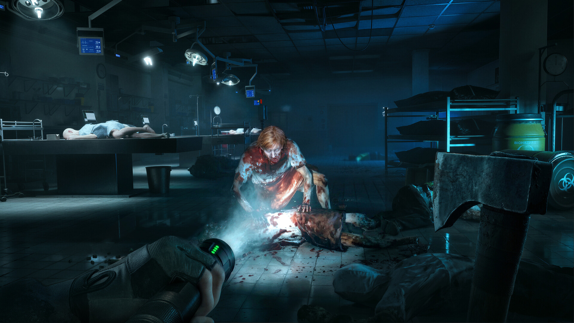 No More Room in Hell 2 – Zombie im Lichtkegel einer Taschenlampe in einem dunklen Krankenhausraum