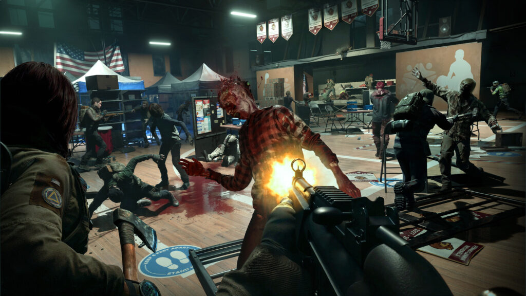 No More Room in Hell 2 – Spieler schießt in einer Halle auf angreifende Zombies