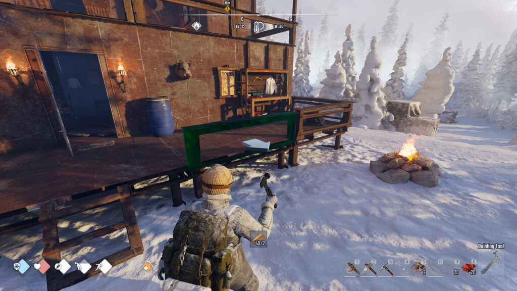 Permafrost – Spieler steht an einer Holzunterkunft neben einem Lagerfeuer im Schnee