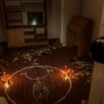 Playable Archive – Ritualkreis mit Kerzen in einem verwüsteten Zimmer