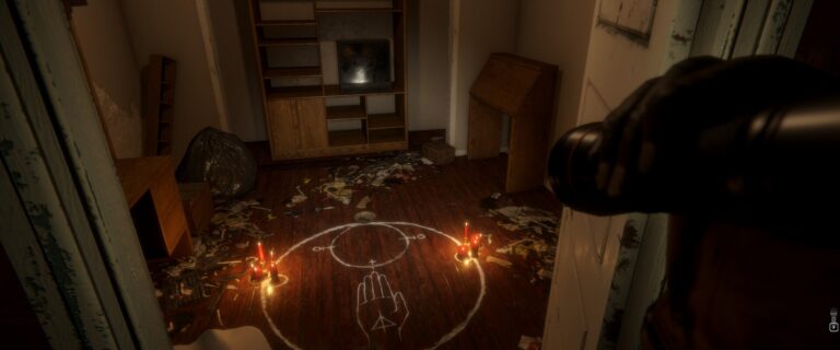 Playable Archive – Ritualkreis mit Kerzen in einem verwüsteten Zimmer