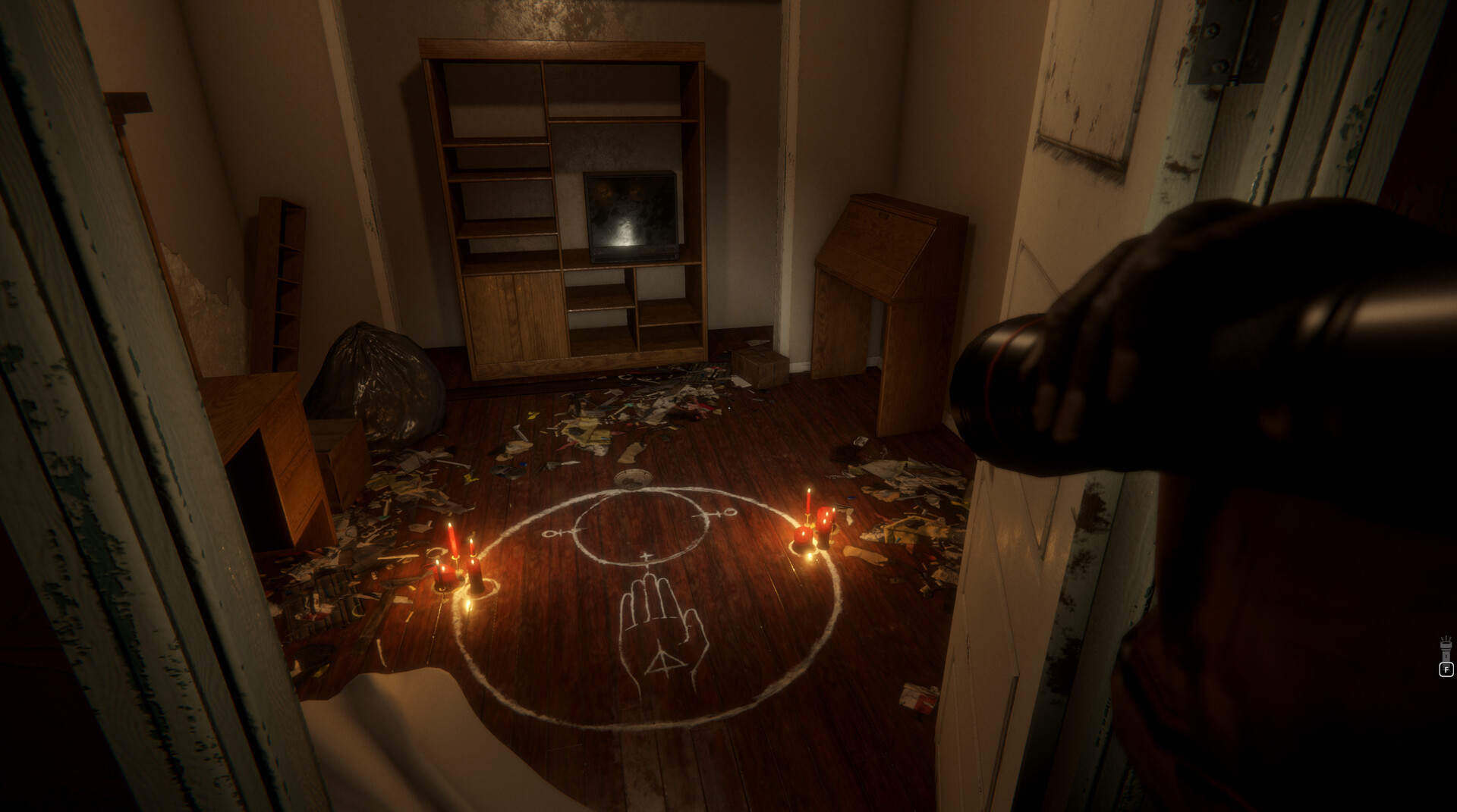 Playable Archive – Ritualkreis mit Kerzen auf dem Boden