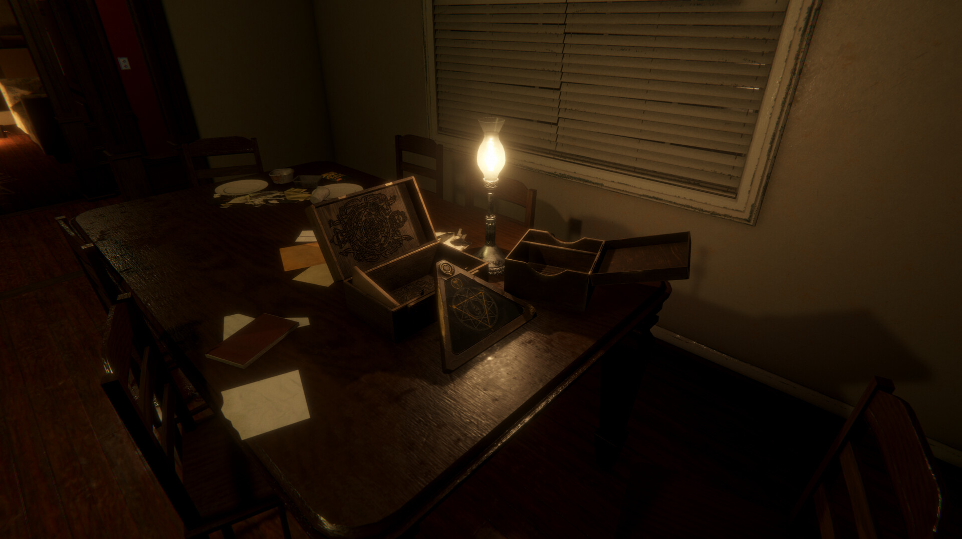 Playable Archive – Schreibtisch mit Kerze und Notizen am Fenster