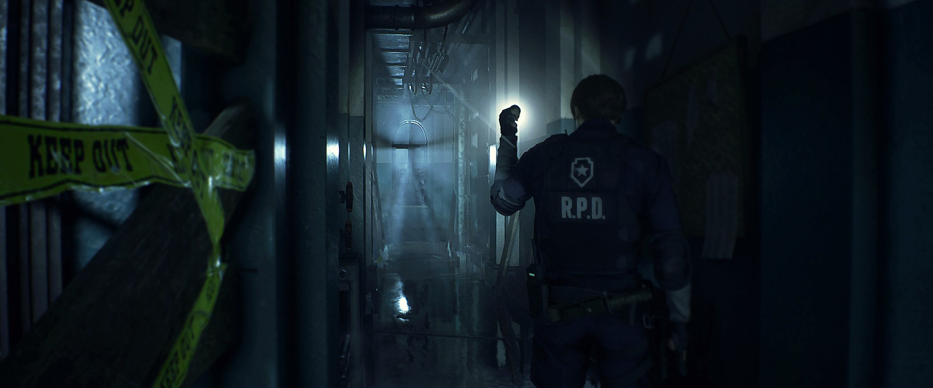 Resident Evil 2 – Leon im dunklen Flur mit Absperrband