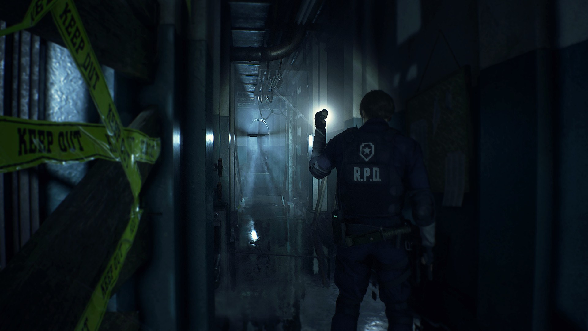 Resident Evil 2 – Leon im Flur mit Taschenlampe