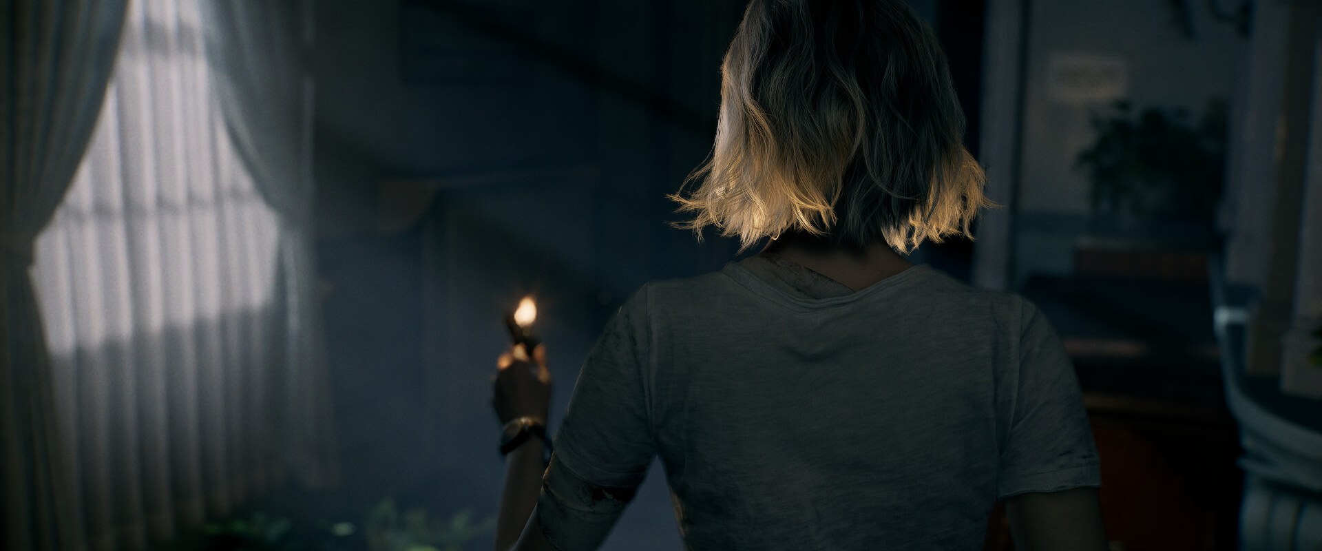 Resident Evil Requiem – Grace mit Feuerzeug in einem dunklen Zimmer