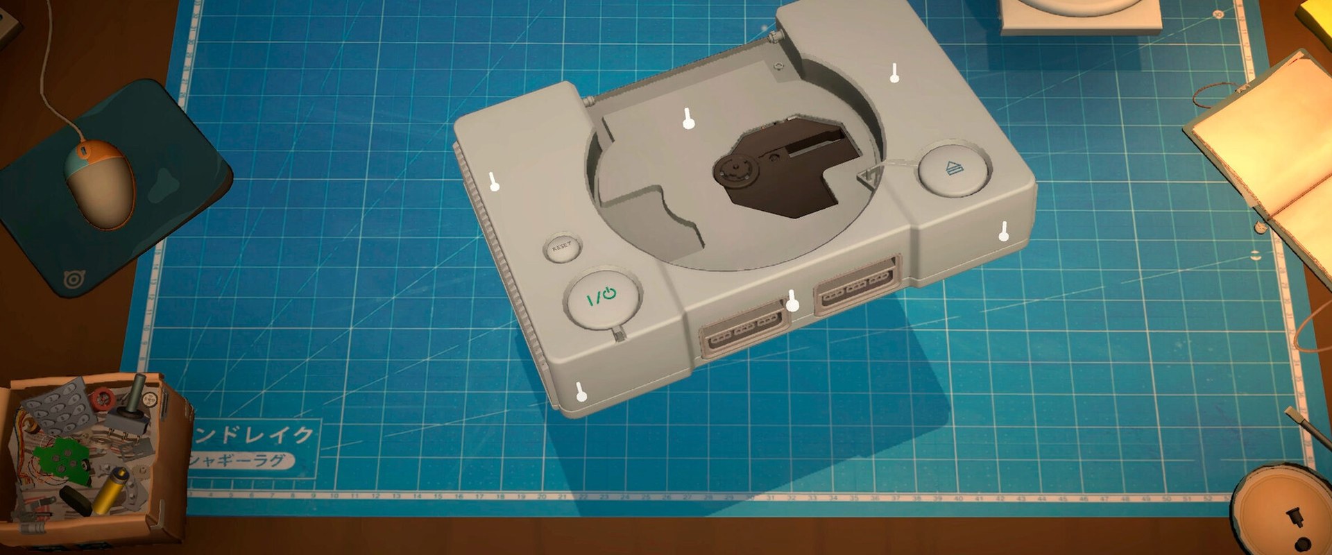 ReStory: Chill Electronics Repairs – Eine zerlegte Retro-Konsole liegt auf der Schneidematte