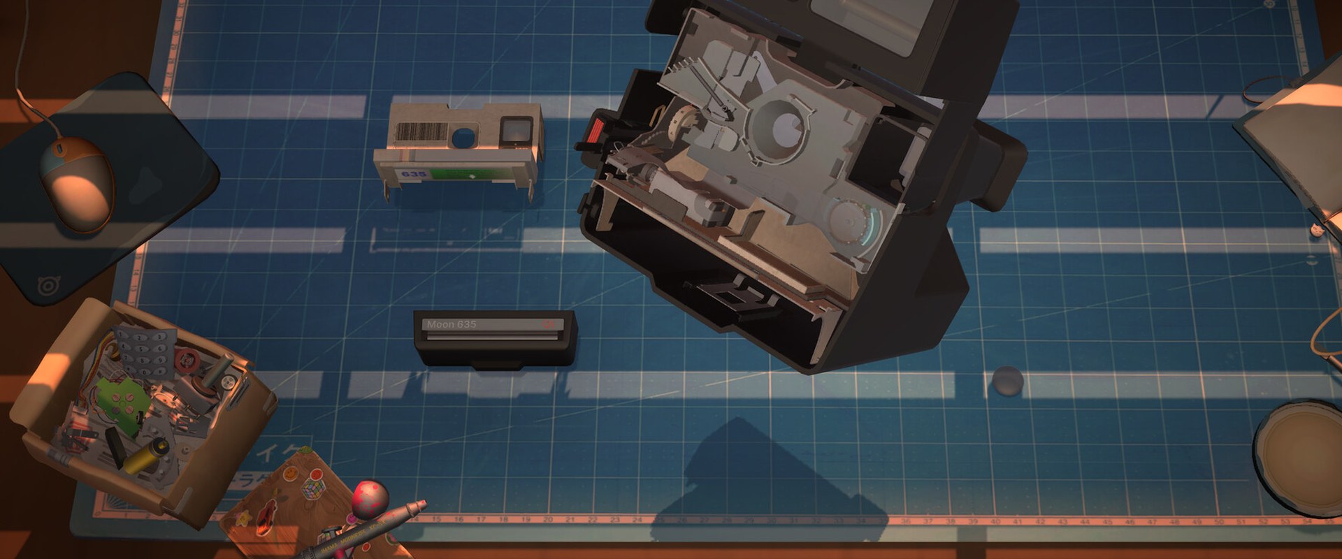 ReStory: Chill Electronics Repairs – Eine aufgeschraubte Sofortbildkamera auf der Werkbank