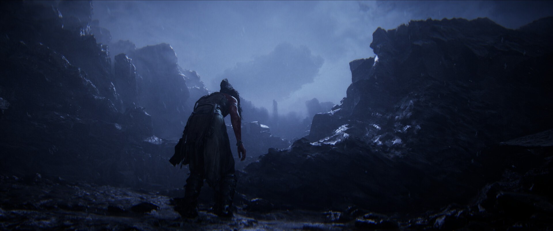Senua's Saga: Hellblade II – Senua in einer düsteren Felslandschaft