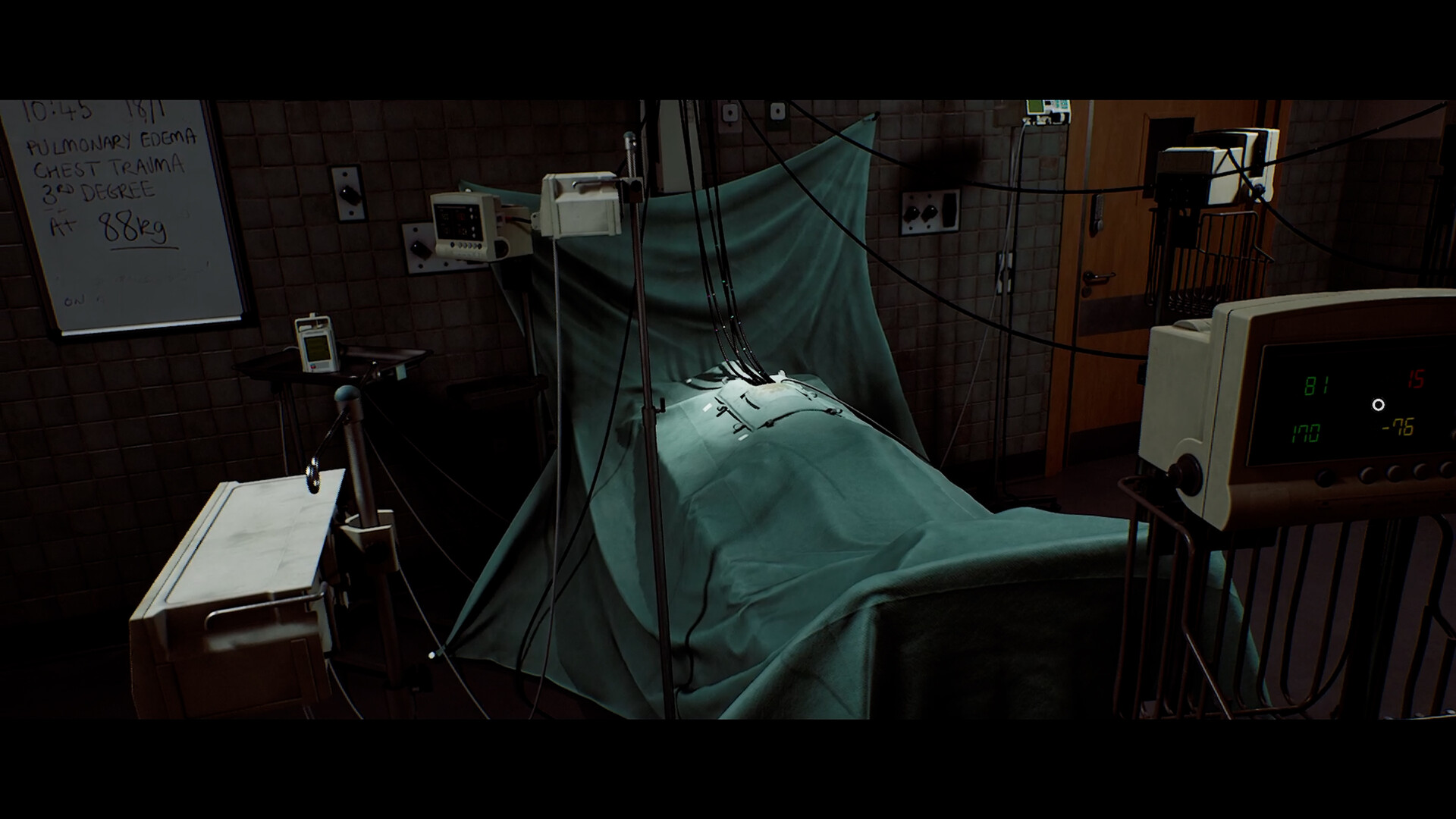 Silent Hill: Townfall: Unordentlicher Raum mit alter Technik und grüner Plane