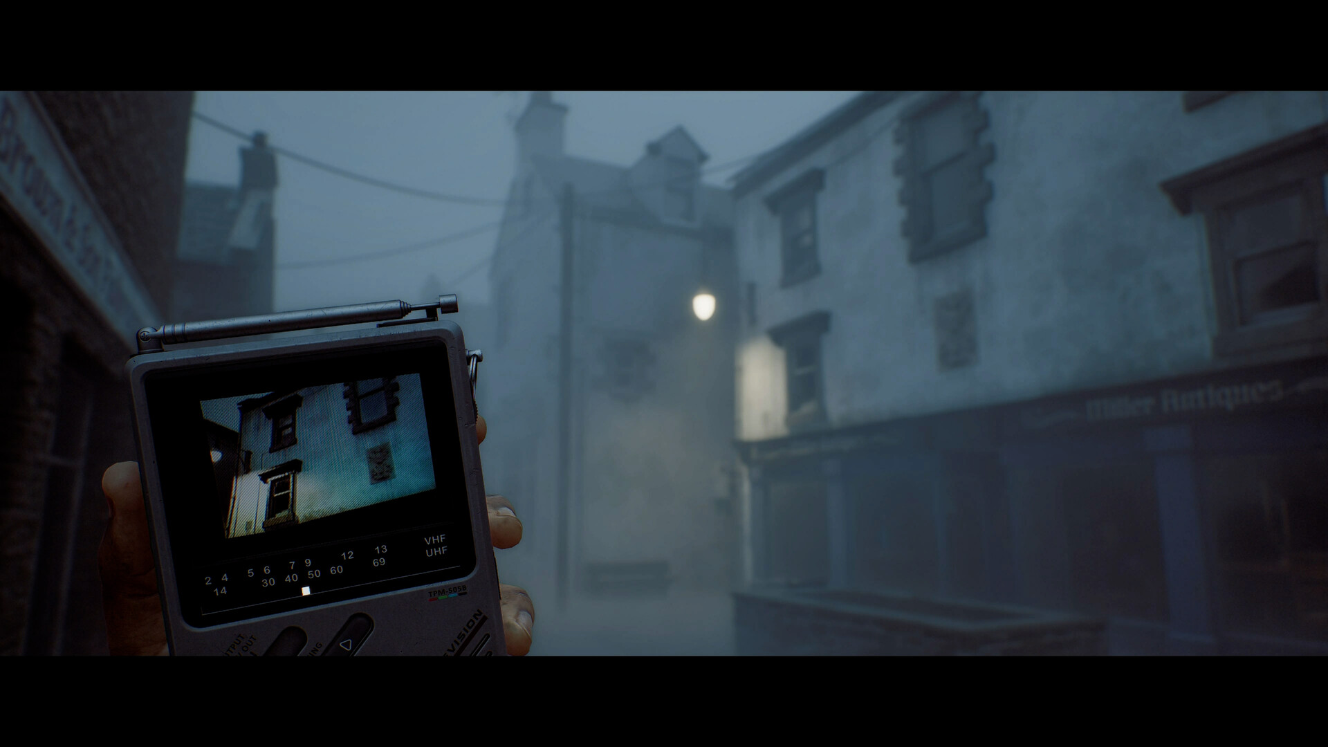 Silent Hill: Townfall: Simon hält den tragbaren Fernseher CRTV in einer nebligen Straße