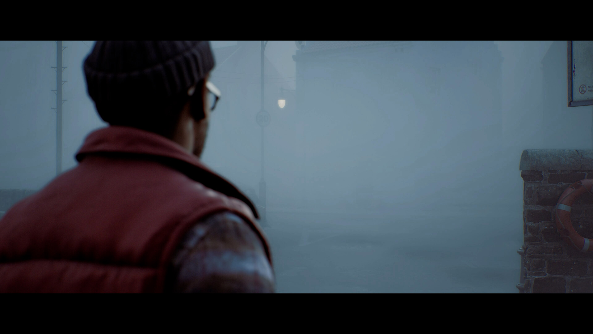 Silent Hill: Townfall: Simon von hinten in einer nebligen Gasse