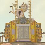 Sorry We're Closed – Goldener Turm mit Engelsfigur unter einem hellen Himmel