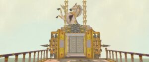 Sorry We're Closed – Goldener Turm mit Engelsfigur unter einem hellen Himmel