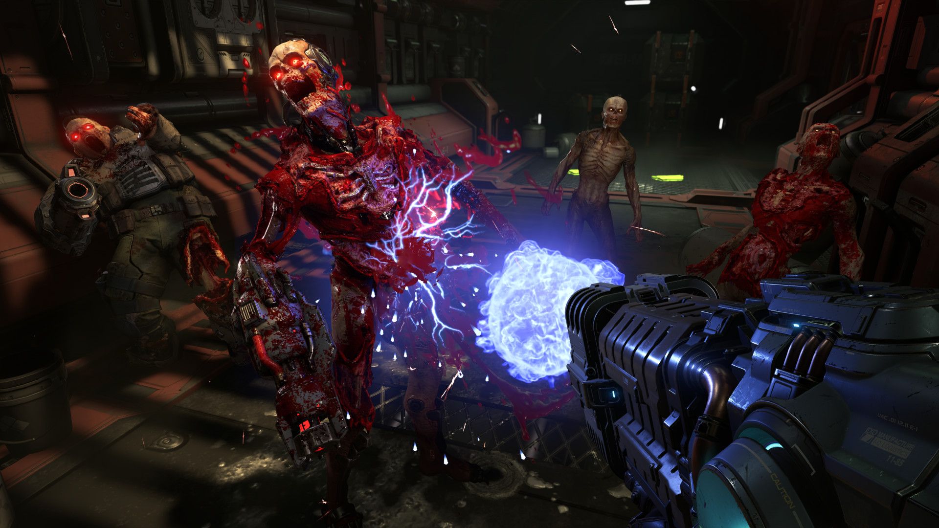DOOM Eternal: Spieler schießt mit einer Plasmawaffe auf Dämonen in einem Korridor