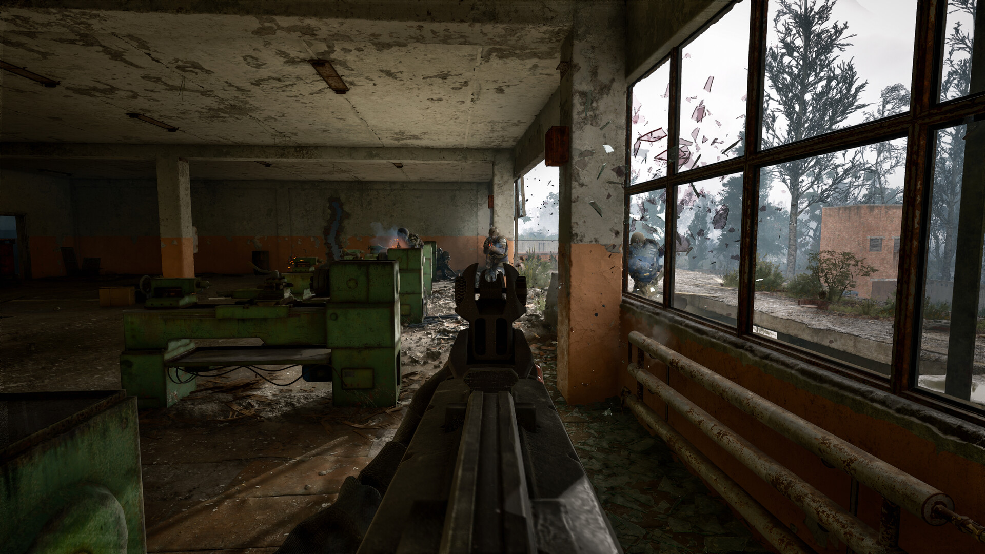 S.T.A.L.K.E.R. 2 – Verlassene Halle mit Stalker am Fenster
