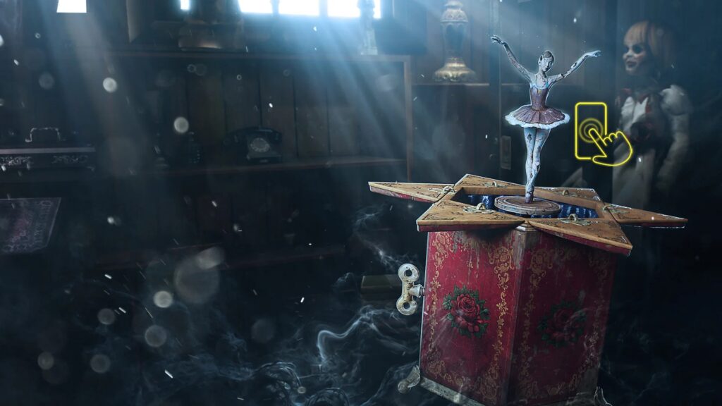 The Conjuring: Unspoken – Spieluhr mit tanzender Ballerina in einem dunklen, staubigen Raum