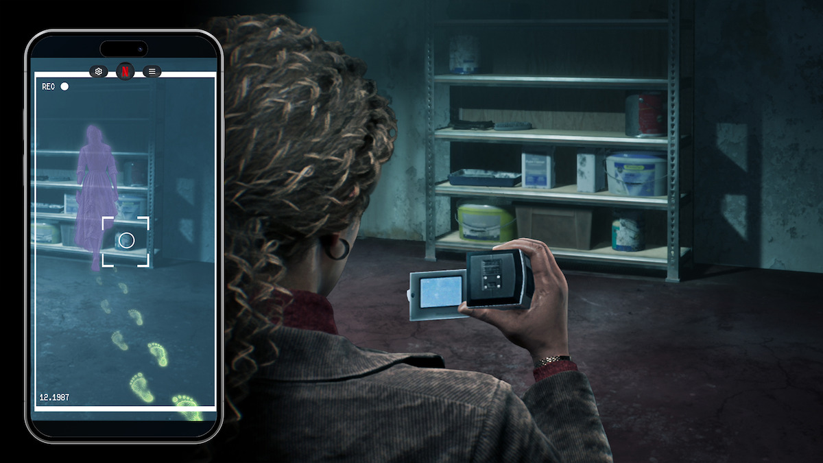 The Conjuring: Unspoken – Francesca Noakes untersucht mit dem Smartphone als Infrarotkamera einen Lagerraum