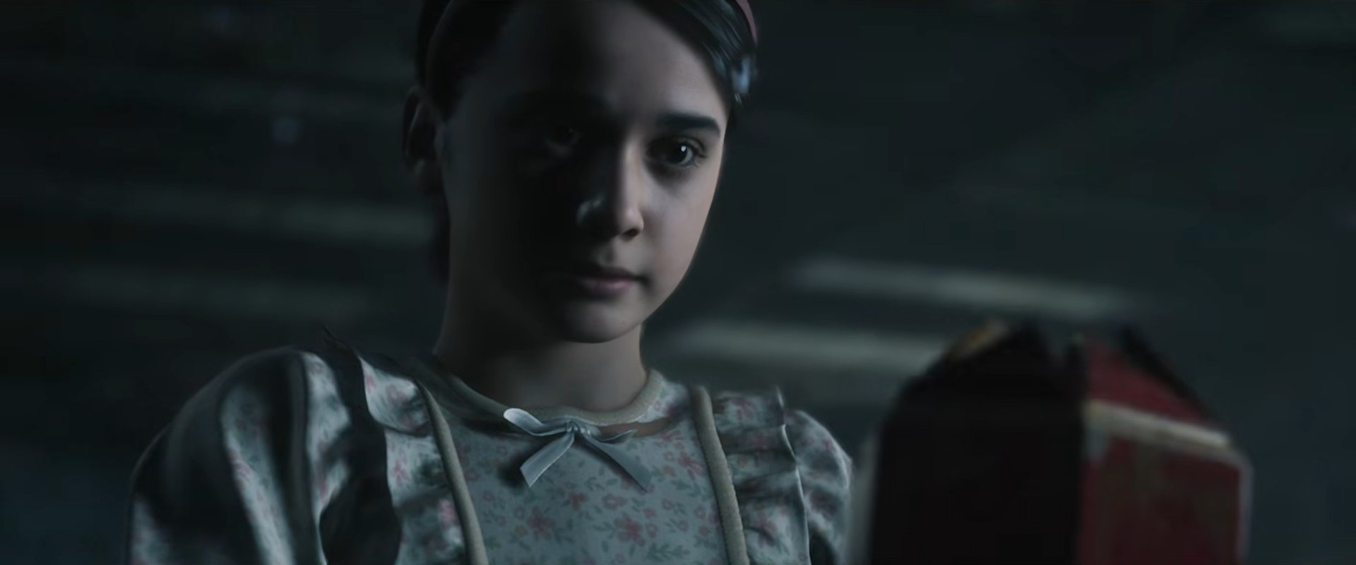 The Conjuring: Unspoken – Bryony Cooper im dunklen Pub