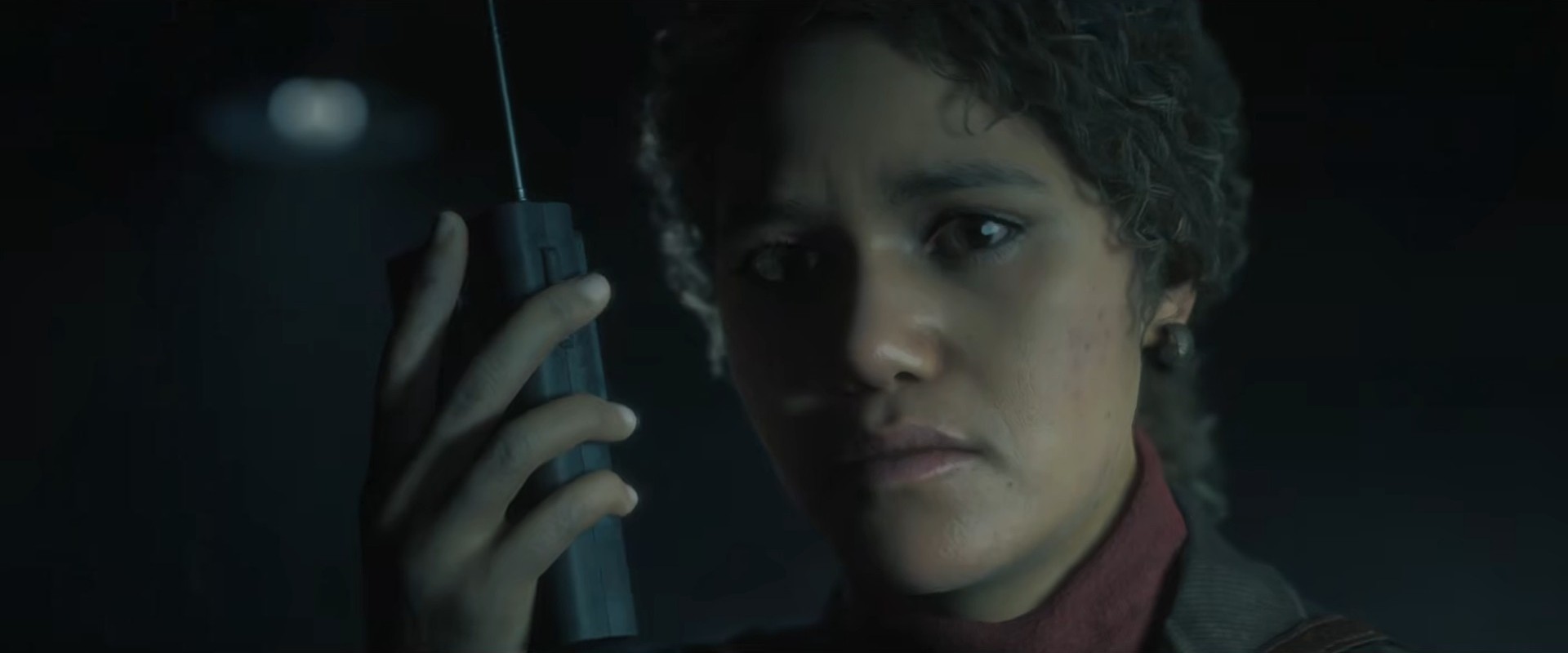 The Conjuring: Unspoken – Francesca Noakes lauscht mit der Spirit Box nach Stimmen